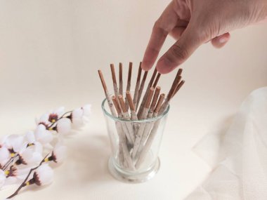 Kurabiye ve krema. Süt aromalı şekerleme ve ezilmiş kurabiyelerle kaplı çikolatalı bisküvi çubuğu..