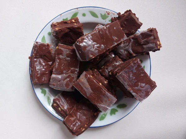 Pedaços Barra Chocolate Servido Chapa Esmalte Fundo Isolado Branco — Fotografia de Stock