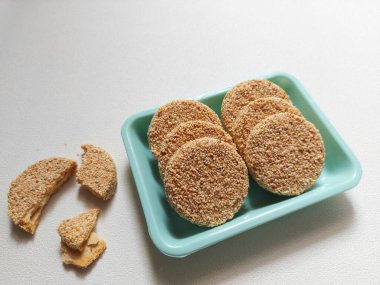 Susam tohumu karamel kurabiyeleri ya da Marie Wijen. Endonezya 'dan geleneksel kurabiyeler. Bisküvi, şeker, susam tohumu ve fıstık. Tatlı tat.. 