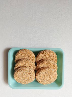 Susam tohumu karamel kurabiyeleri ya da Marie Wijen. Endonezya 'dan geleneksel kurabiyeler. Bisküvi, şeker, susam tohumu ve fıstık. Tatlı tat.. 