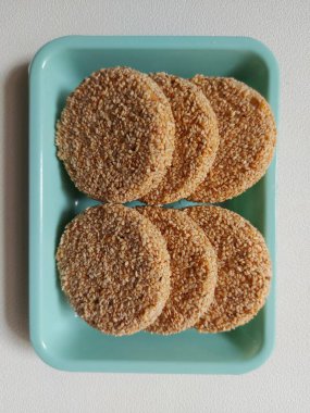 Susam tohumu karamel kurabiyeleri ya da Marie Wijen. Endonezya 'dan geleneksel kurabiyeler. Bisküvi, şeker, susam tohumu ve fıstık. Tatlı tat.. 