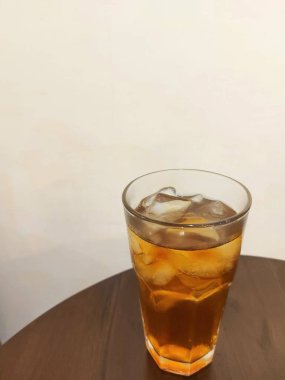Bardakta buzlu çay. Taze ve soğuk