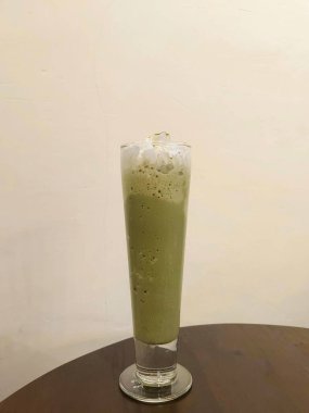 Krem şanti ve kibrit tozu ile kibrit içeceği. Acı ama tatlı bir tat.. 