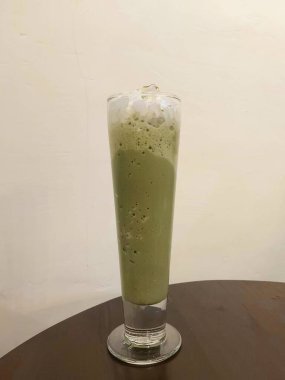 Krem şanti ve kibrit tozu ile kibrit içeceği. Acı ama tatlı bir tat.. 