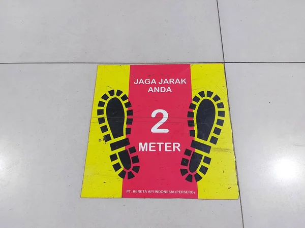Semarang Indonesia Nov 2022 Πινακίδα Ινδονησιακό Κείμενο Jaga Jarak Anda — Φωτογραφία Αρχείου