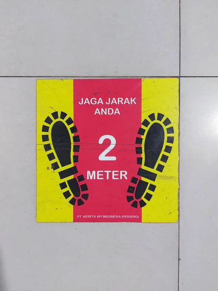 Semarang Indonesia Nov 2022 Πινακίδα Ινδονησιακό Κείμενο Jaga Jarak Anda — Φωτογραφία Αρχείου
