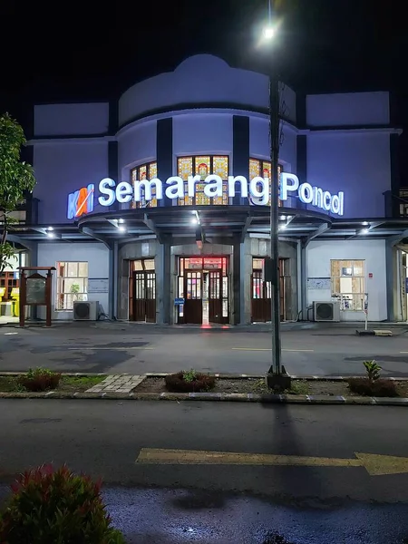Semarang Indonesia Nov 2022 Semarang Poncol Building 它是江苏省济南市的火车站之一 在漆黑的夜空中 — 图库照片