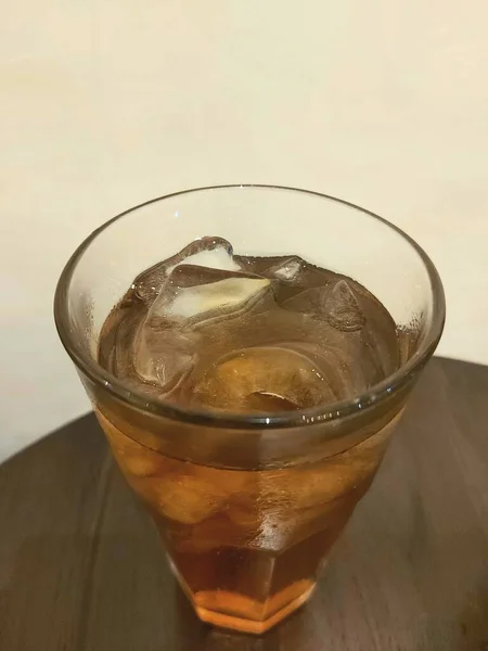 ガラスの上の氷茶 新鮮で寒い — ストック写真