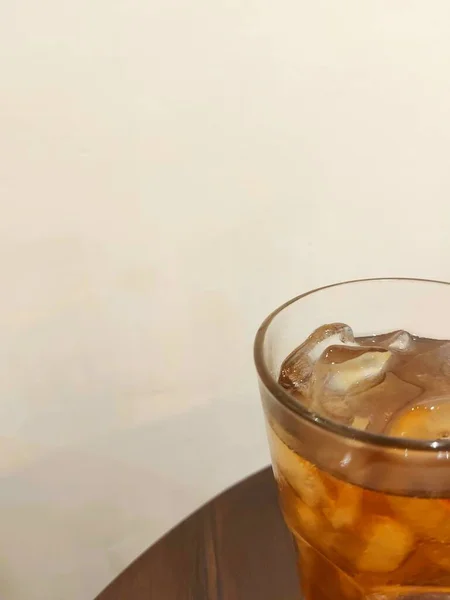 ガラスの上の氷茶 新鮮で寒い — ストック写真