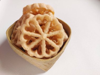 Kue kembang goyangorkuih loyang. Bu bir Endonezya mutfağı ve Malezya mutfağı Betawi mutfağı ve Malezya mutfağı ile ilişkili geleneksel çerez veya kuih..