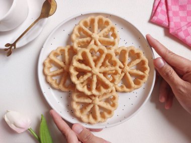 Kue kembang goyangorkuih loyang. Bu bir Endonezya mutfağı ve Malezya mutfağı Betawi mutfağı ve Malezya mutfağı ile ilişkili geleneksel çerez veya kuih..