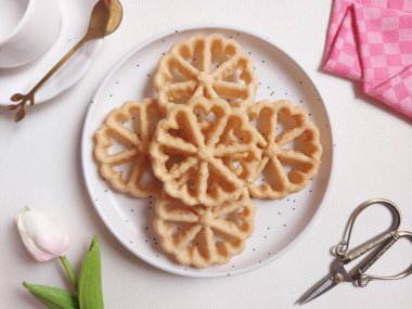 Kue kembang goyangorkuih loyang. Bu bir Endonezya mutfağı ve Malezya mutfağı Betawi mutfağı ve Malezya mutfağı ile ilişkili geleneksel çerez veya kuih..