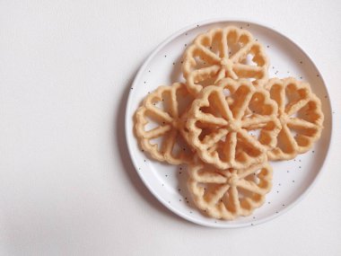 Kue kembang goyangorkuih loyang. Bu bir Endonezya mutfağı ve Malezya mutfağı Betawi mutfağı ve Malezya mutfağı ile ilişkili geleneksel çerez veya kuih..