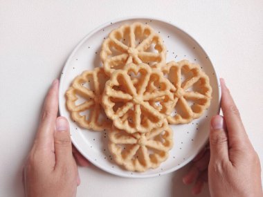 Kue kembang goyangorkuih loyang. Bu bir Endonezya mutfağı ve Malezya mutfağı Betawi mutfağı ve Malezya mutfağı ile ilişkili geleneksel çerez veya kuih..