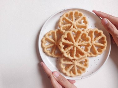 Kue kembang goyangorkuih loyang. Bu bir Endonezya mutfağı ve Malezya mutfağı Betawi mutfağı ve Malezya mutfağı ile ilişkili geleneksel çerez veya kuih..