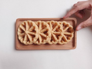 Kue kembang goyangorkuih loyang. Bu bir Endonezya mutfağı ve Malezya mutfağı Betawi mutfağı ve Malezya mutfağı ile ilişkili geleneksel çerez veya kuih..