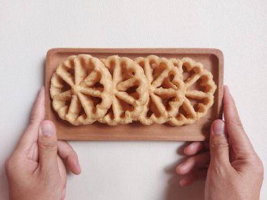 Kue kembang goyangorkuih loyang. Bu bir Endonezya mutfağı ve Malezya mutfağı Betawi mutfağı ve Malezya mutfağı ile ilişkili geleneksel çerez veya kuih..