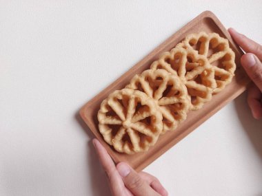 Kue kembang goyangorkuih loyang. Bu bir Endonezya mutfağı ve Malezya mutfağı Betawi mutfağı ve Malezya mutfağı ile ilişkili geleneksel çerez veya kuih..