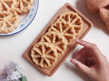 Kue kembang goyangorkuih loyang. Bu bir Endonezya mutfağı ve Malezya mutfağı Betawi mutfağı ve Malezya mutfağı ile ilişkili geleneksel çerez veya kuih..