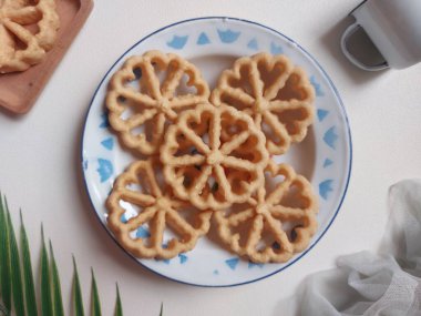 Kue kembang goyangorkuih loyang. Bu bir Endonezya mutfağı ve Malezya mutfağı Betawi mutfağı ve Malezya mutfağı ile ilişkili geleneksel çerez veya kuih..