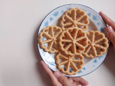 Kue kembang goyangorkuih loyang. Bu bir Endonezya mutfağı ve Malezya mutfağı Betawi mutfağı ve Malezya mutfağı ile ilişkili geleneksel çerez veya kuih..