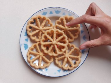 Kue kembang goyangorkuih loyang. Bu bir Endonezya mutfağı ve Malezya mutfağı Betawi mutfağı ve Malezya mutfağı ile ilişkili geleneksel çerez veya kuih..