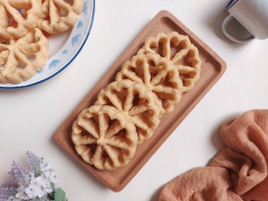 Kue kembang goyangorkuih loyang. Bu bir Endonezya mutfağı ve Malezya mutfağı Betawi mutfağı ve Malezya mutfağı ile ilişkili geleneksel çerez veya kuih..