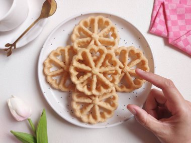 Kue kembang goyangorkuih loyang. Bu bir Endonezya mutfağı ve Malezya mutfağı Betawi mutfağı ve Malezya mutfağı ile ilişkili geleneksel çerez veya kuih..