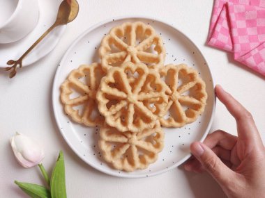 Kue kembang goyangorkuih loyang. Bu bir Endonezya mutfağı ve Malezya mutfağı Betawi mutfağı ve Malezya mutfağı ile ilişkili geleneksel çerez veya kuih..
