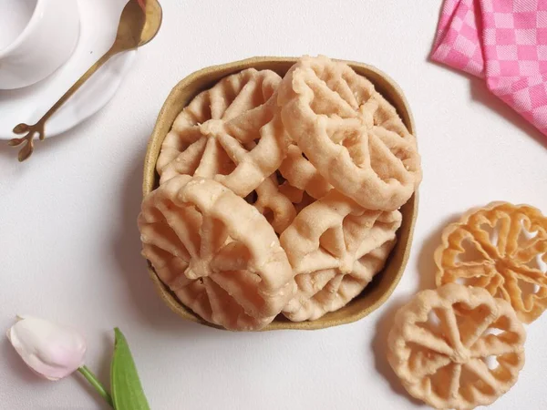 Kue kembang goyangorkuih loyang. Bu bir Endonezya mutfağı ve Malezya mutfağı Betawi mutfağı ve Malezya mutfağı ile ilişkili geleneksel çerez veya kuih..