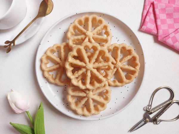 Kue kembang goyangorkuih loyang. Bu bir Endonezya mutfağı ve Malezya mutfağı Betawi mutfağı ve Malezya mutfağı ile ilişkili geleneksel çerez veya kuih..