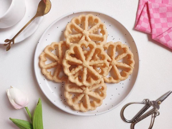 Kue kembang goyangorkuih loyang. Bu bir Endonezya mutfağı ve Malezya mutfağı Betawi mutfağı ve Malezya mutfağı ile ilişkili geleneksel çerez veya kuih..