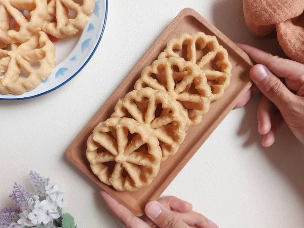 Kue kembang goyangorkuih loyang. Bu bir Endonezya mutfağı ve Malezya mutfağı Betawi mutfağı ve Malezya mutfağı ile ilişkili geleneksel çerez veya kuih..