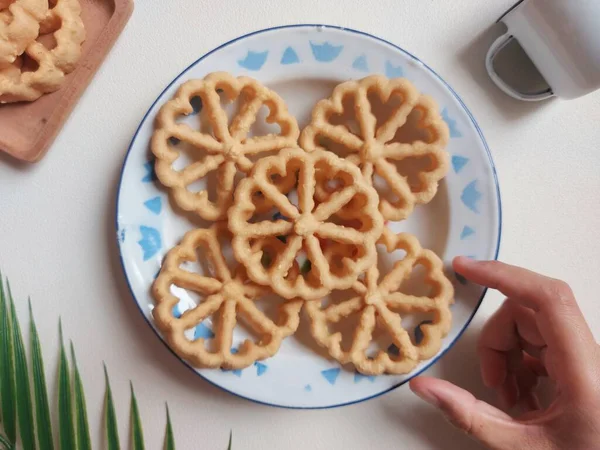 Kue kembang goyangorkuih loyang. Bu bir Endonezya mutfağı ve Malezya mutfağı Betawi mutfağı ve Malezya mutfağı ile ilişkili geleneksel çerez veya kuih..