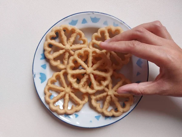 Kue kembang goyangorkuih loyang. Bu bir Endonezya mutfağı ve Malezya mutfağı Betawi mutfağı ve Malezya mutfağı ile ilişkili geleneksel çerez veya kuih..
