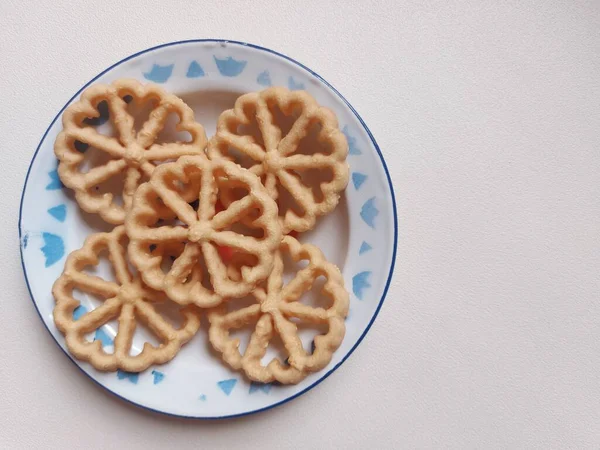 Kue kembang goyangorkuih loyang. Bu bir Endonezya mutfağı ve Malezya mutfağı Betawi mutfağı ve Malezya mutfağı ile ilişkili geleneksel çerez veya kuih..