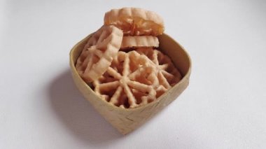 Kadın eli, Kue kembang Goyangorkuih Loyang. Bu bir Endonezya mutfağı ve Malezya mutfağı Betawi mutfağı ve Malezya mutfağı ile ilişkili geleneksel çerez veya kuih..
