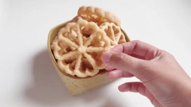 Kadın eli, Kue kembang Goyangorkuih Loyang. Bu bir Endonezya mutfağı ve Malezya mutfağı Betawi mutfağı ve Malezya mutfağı ile ilişkili geleneksel çerez veya kuih..