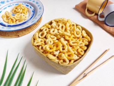 Lanting. Geleneksel Endonezya atıştırmalığı. Cassava, tuz, soğan, baharat ve hindistan cevizi yağıyla kızartılmış. Lezzetli. Sekiz numara şeklinde olsun. Lezzetli ve çıtır çıtır