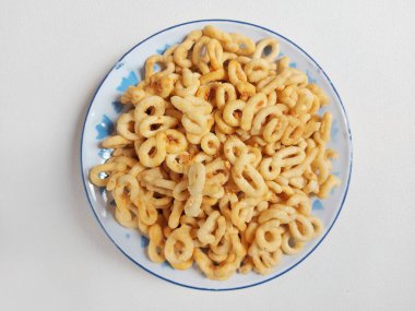 Lanting. Geleneksel Endonezya atıştırmalığı. Cassava, tuz, soğan, baharat ve hindistan cevizi yağıyla kızartılmış. Lezzetli. Sekiz numara şeklinde olsun. Lezzetli ve çıtır çıtır