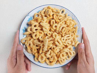 Lanting. Geleneksel Endonezya atıştırmalığı. Cassava, tuz, soğan, baharat ve hindistan cevizi yağıyla kızartılmış. Lezzetli. Sekiz numara şeklinde olsun. Lezzetli ve çıtır çıtır