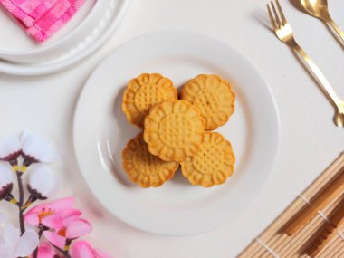 Beyaz tabakta ay çöreği. Geleneksel Çin pastanesi ürünü. Sonbahar festivalinin ortasında yenmiş. Yumuşak ve tatlı tat.