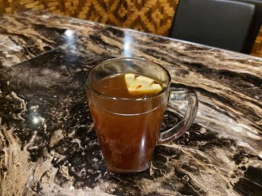 Şeffaf camda sıcak limon çayı