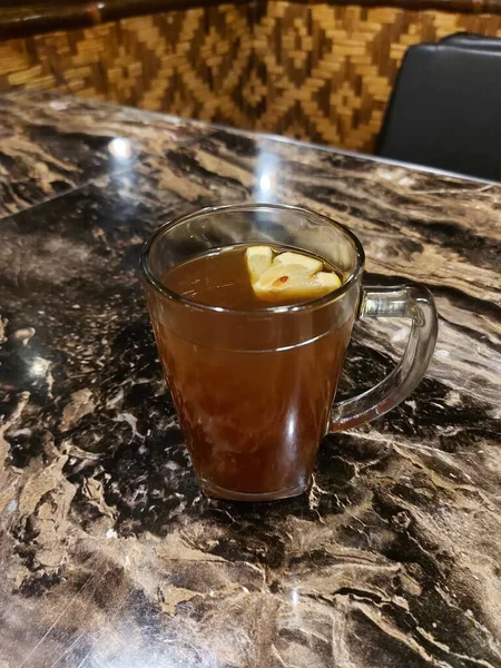 透明玻璃上的热柠檬茶 — 图库照片