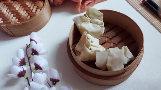 Mano Mujer Pone Dumpling Crudo Dimsum Vapor Bambú Comida Tradicional — Vídeo de stock