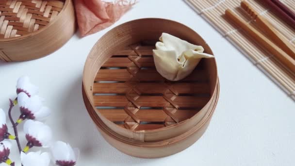 Mano Mujer Pone Dumpling Crudo Dimsum Vapor Bambú Comida Tradicional — Vídeo de stock