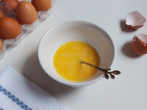 Έννοια Της Φωτογραφίας Προετοιμασίας Φαγητού Χτυπώντας Αυγό Άσπρο Μπολ Μεμονωμένο — Φωτογραφία Αρχείου
