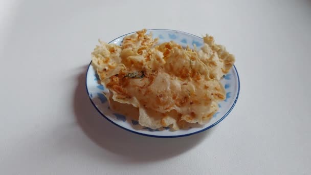 Tar Rempeyek Rebon Från Skålen Rempeyek Traditionella Chips Från Indonesien — Stockvideo