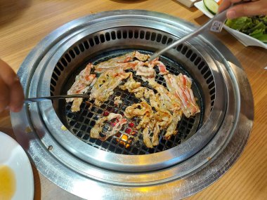 Japon barbeküsü veya yakiniku veya tam anlamıyla et ızgarası.. 