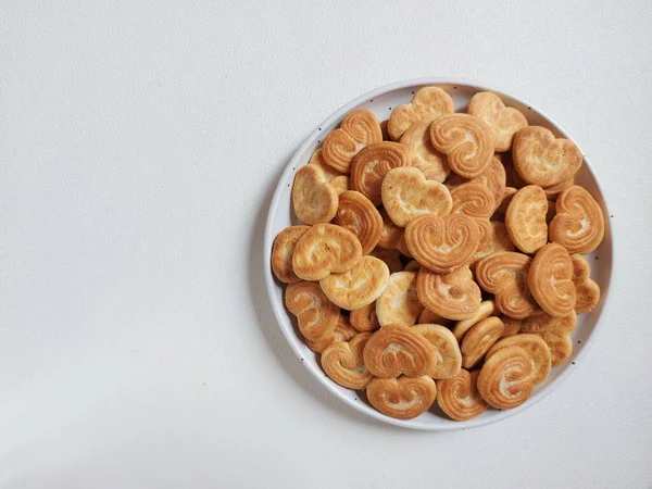 Herzförmigen Zucker Streuen Kekse Auf Weißem Teller Isolierter Hintergrund Weiß — Stockfoto